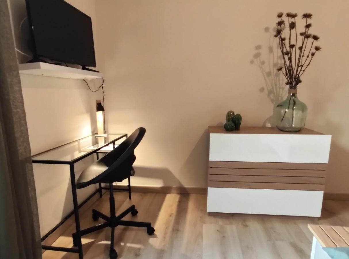 Chez Leon - Clim' & Patio - Appart Loupian Centre 외부 사진